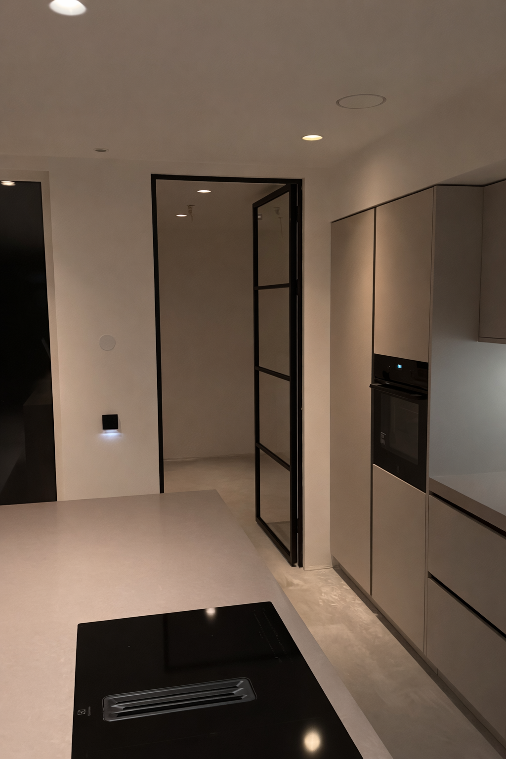 Moderne keuken met strakke afwerking en slimme verlichting